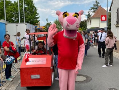 Mit dem Bähnle beim St. Ilgener Sommertagsumzug 2022