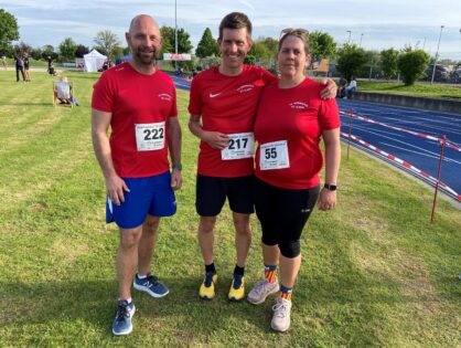 5 Leichtathleten beim Frühlingslauf in Rot