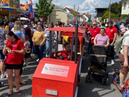 Mit dem Bähnle beim St. Ilgener Sommertagsumzug 2023