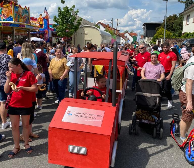 Mit dem Bähnle beim St. Ilgener Sommertagsumzug 2023