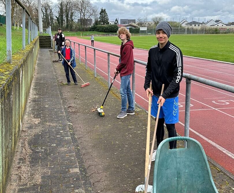 Die Leichtathleten des TV Germania St. Ilgen machten das Waldstadion für die Sommersaison startklar