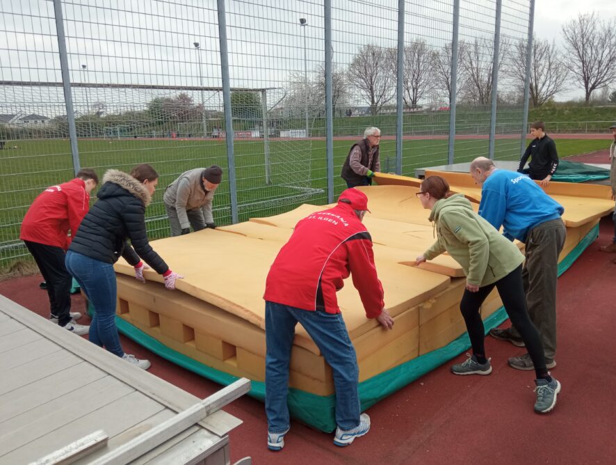 Die Leichtathleten des TV Germania St. Ilgen machten das Waldstadion für die Sommersaison startklar