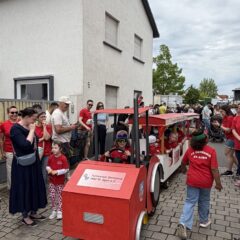 Mit dem Bähnle beim St. Ilgener Sommertagsumzug 2026