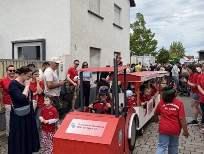 Mit dem Bähnle beim St. Ilgener Sommertagsumzug 2026